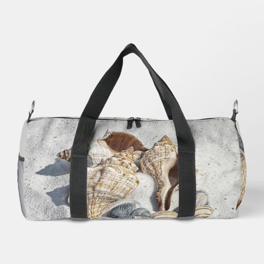 Eine Sammlung von Muscheln auf Sand Duffle Bag (Rückseite)