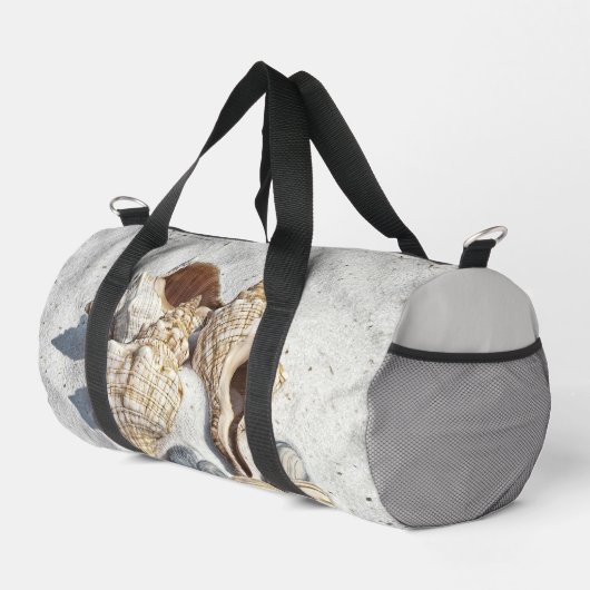 Eine Sammlung von Muscheln auf Sand Duffle Bag (Rechte Ecke)
