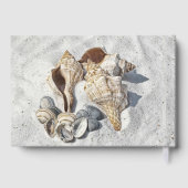 Eine Sammlung von Muscheln im Sand Gästebuch (Rückseite)