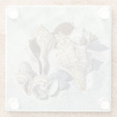 Eine Sammlung von Muscheln im Sand Glasuntersetzer (Rückseite)
