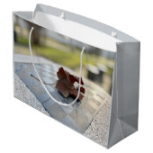 Eine Schachstunde Große Geschenktüte (Rückseite Schrägansicht)