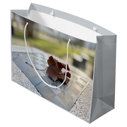 Eine Schachstunde Große Geschenktüte (Rückseite Schrägansicht)