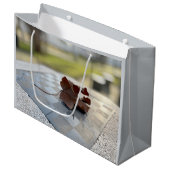 Eine Schachstunde Große Geschenktüte (Vorderseite Schrägansicht)