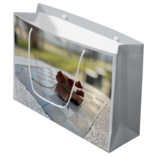 Eine Schachstunde Große Geschenktüte (Vorderseite Schrägansicht)