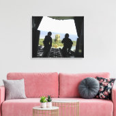 Eine Schachtel humanitärer Güter Leinwanddruck (Insitu (Wohnzimmer))