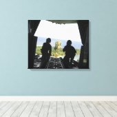 Eine Schachtel humanitärer Güter Leinwanddruck (Insitu (Holzboden))