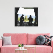 Eine Schachtel humanitärer Güter Leinwanddruck (Insitu (Wohnzimmer))