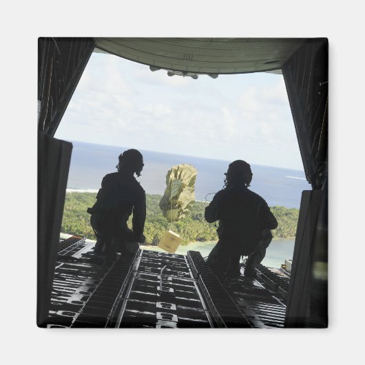 Eine Schachtel humanitärer Güter Magnet (Vorne)