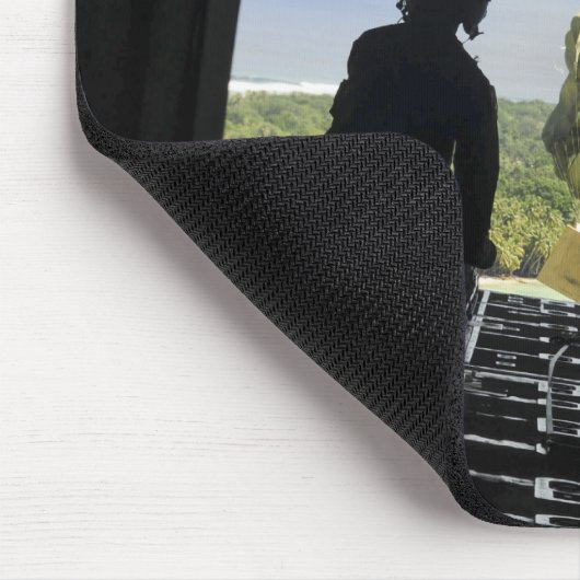 Eine Schachtel humanitärer Güter Mousepad (Ecke)