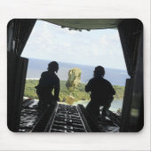 Eine Schachtel humanitärer Güter Mousepad (Vorne)