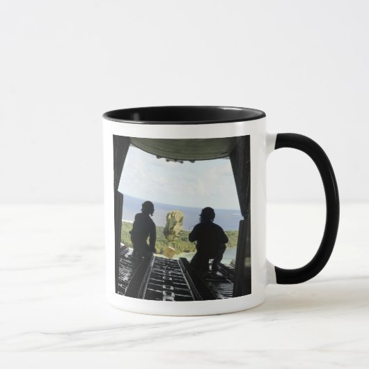 Eine Schachtel humanitärer Güter Tasse (Rechts)