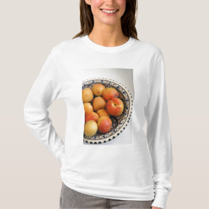 Eine Schale mediterrane Aprikosen 2 T-Shirt