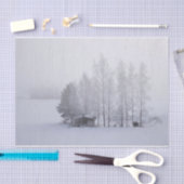 Eine schändliche Winterhütte in einem frostigen Fi Seidenpapier (Handwerk)