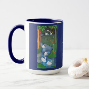 Eine Schar von sieben Schwänen schwimmt Tasse