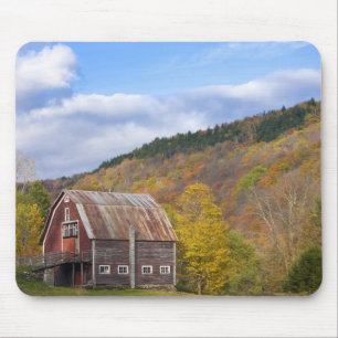 Eine Scheune in Vermonts Green Mountains. Hancock, Mousepad