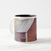 Eine Scheune in Vermonts grünen Bergen. Hancock, 2 Zweifarbige Tasse (Vorderseite Links)