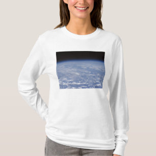 Eine schiefe Horizontansicht des atmosphe der Erde T-Shirt