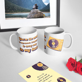 Eine schlanke Turntable und eine sich drehende Vin Kaffeetasse