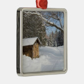 Eine schneebedeckte Szene in dem AMCs wenigen Ornament Aus Metall (Rechts)