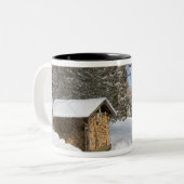 Eine schneebedeckte Szene in dem AMCs wenigen Zweifarbige Tasse (Vorderseite Links)