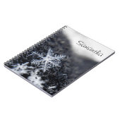 Eine Schneeflocke auf einem Single sticht hervor Notizblock (Linke Seite)