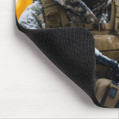 Eine schöne brünette Soldatenmaus Mousepad (Ecke)