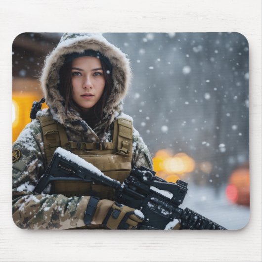 Eine schöne brünette Soldatenmaus Mousepad (Vorne)