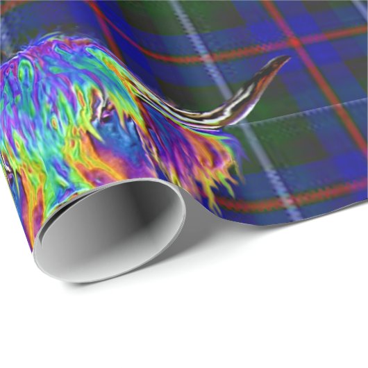 Eine schöne bunte Hochlandkuh auf Tartan. Geschenkpapier (Rolleneckpunkt)