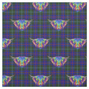 Eine schöne bunte Hochlandkuh auf Tartan. Stoff