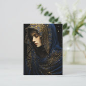 Eine schöne Frau in einem blauen und goldenen Gewa Postkarte (Stehend Vorderseite)