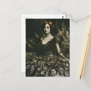 Eine schöne Frau in einem farnartigen Kleid faux v Postkarte