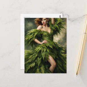 Eine schöne Frau in einem Farnblattkleid Postkarte