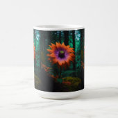 Eine schöne lila Blume in einem dunklen Wald in de Kaffeetasse (Mittel)