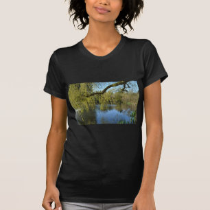 eine schöne Quelle Weiden Bäume am Wasserteich. T-Shirt