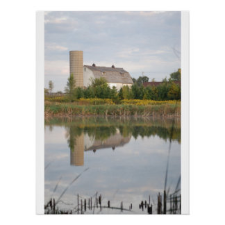Eine schöne Scheune, die im Teich reflektiert Poster