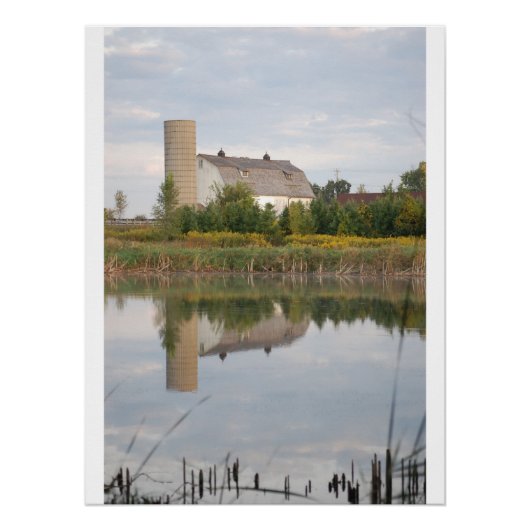 Eine schöne Scheune, die im Teich reflektiert Poster (Vorderseite)