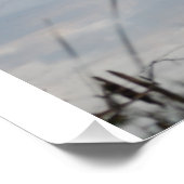 Eine schöne Scheune, die im Teich reflektiert Poster (Ecke)