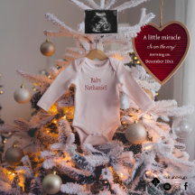 eine schöne Weihnachtsbaum-Schwangerschaftsankündi