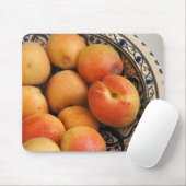 Eine Schüssel mit Mittelmeer-Aprikosen 2 Mousepad (Mit Mouse)