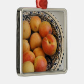 Eine Schüssel mit Mittelmeer-Aprikosen 2 Silbernes Ornament (Rechts)