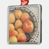 Eine Schüssel mit Mittelmeer-Aprikosen 2 Silbernes Ornament (Links)