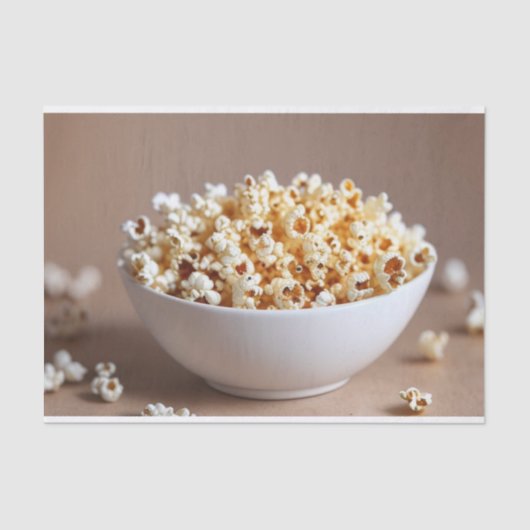 Eine Schüssel Popcorn mit einigen beschnitten Seidenpapier (Vorderseite)