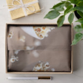 Eine Schüssel Popcorn mit einigen beschnitten Seidenpapier (Geschenk)