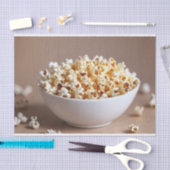 Eine Schüssel Popcorn mit einigen beschnitten Seidenpapier (Handwerk)