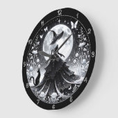 Eine Schwarz-Weiß-Hexe mit Katze Große Wanduhr (Winkel)
