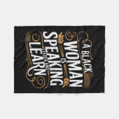 Eine schwarze Frau hört zu und lernt Junetee Fleecedecke (Vorderseite (Horizontal))