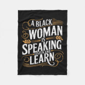 Eine schwarze Frau hört zu und lernt Junetee Fleecedecke (Vorderseite)