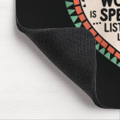 Eine schwarze Frau hört zu und lernt Junetee Mousepad (Ecke)