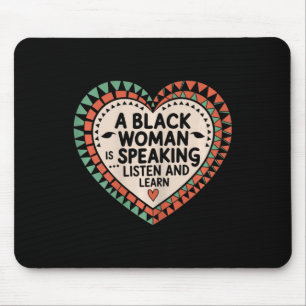 Eine schwarze Frau hört zu und lernt Junetee Mousepad