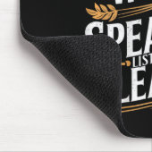 Eine schwarze Frau hört zu und lernt Junetee Mousepad (Ecke)